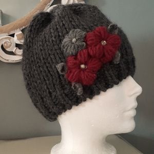 Gelso Bianco grey knit beanie hat with floral accents 🐱